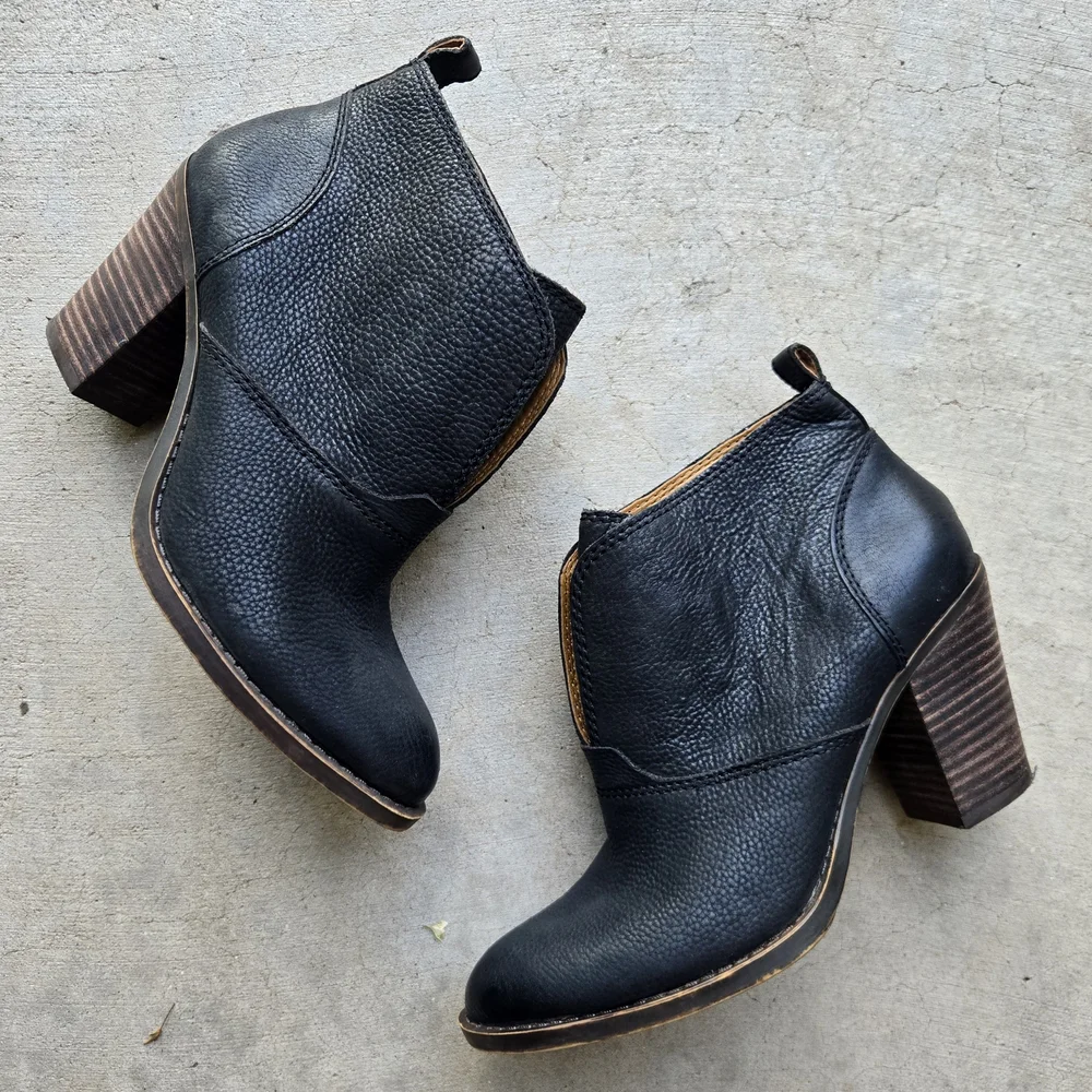 LUCKY BRAND Ellehn Black Pebble Leather Pull On Notch Front Ankle Boots sz 8